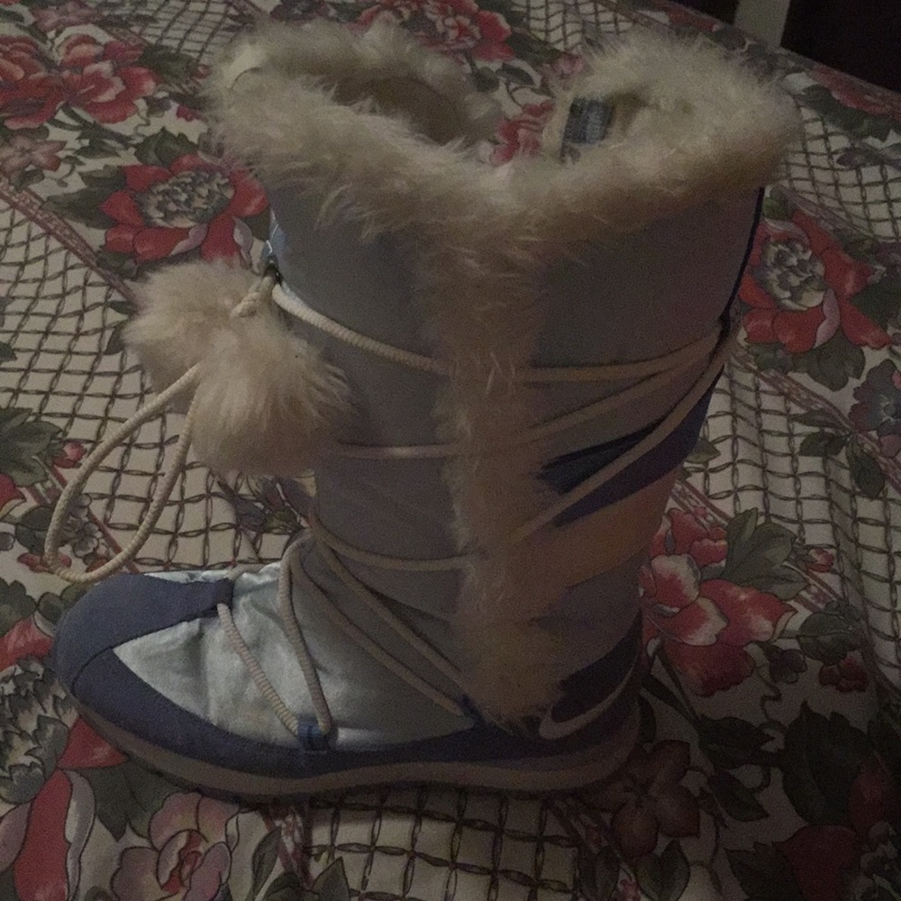 Size 6.5 women’s Nike satin and suede snow boots
